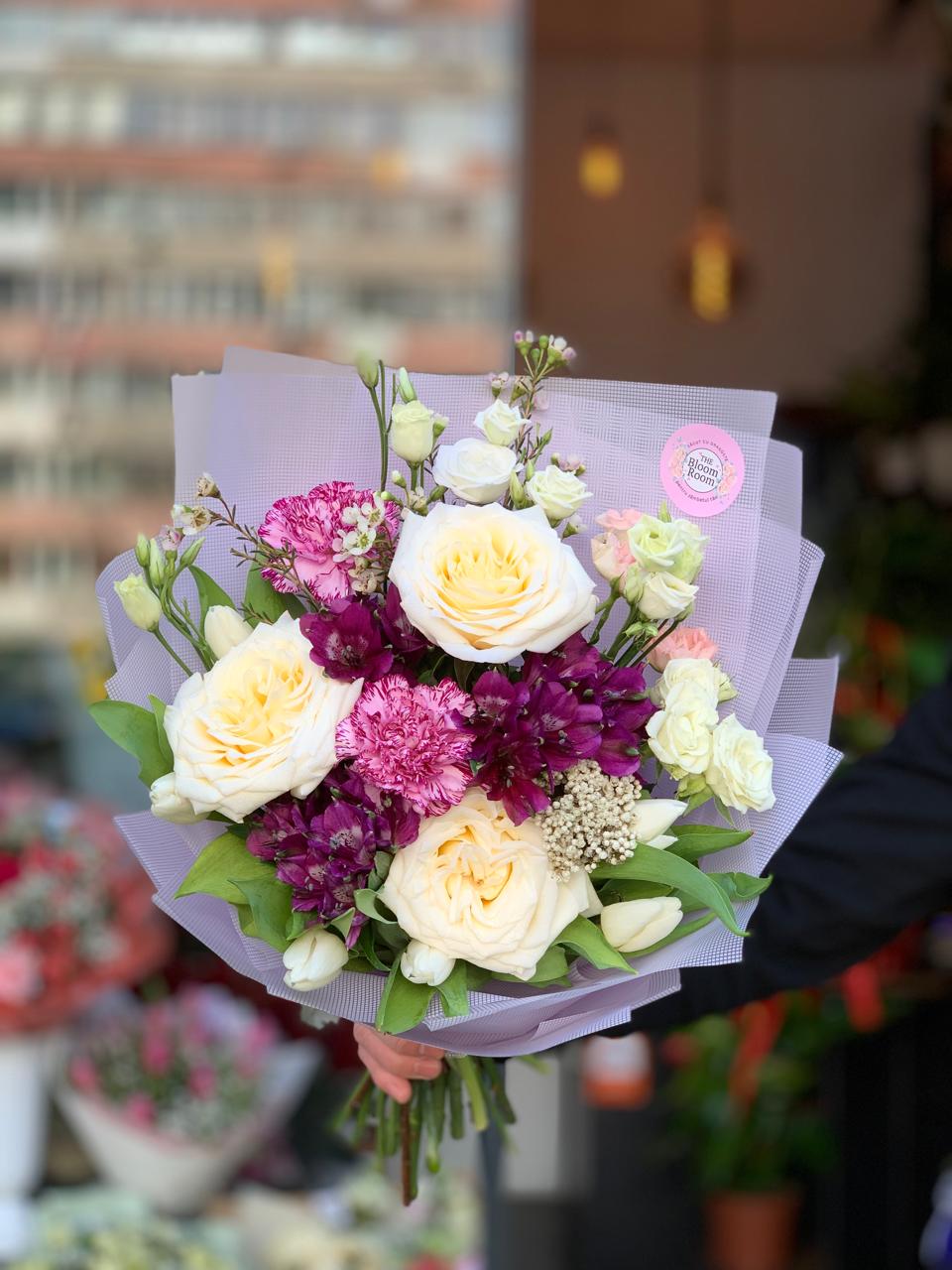 Buchet Mini Mix Trandafiri Crem, Dianthus și Alstroemeria Violet